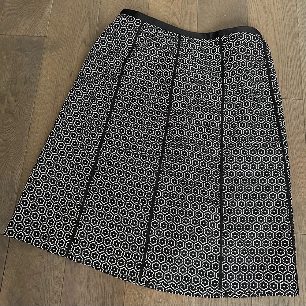Ann Taylor Black and White Flower Print 100% Silk Skirt Size 8